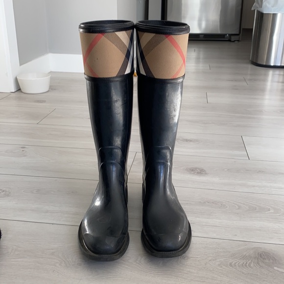 Burberry Rainboots - Picture 2 of 4